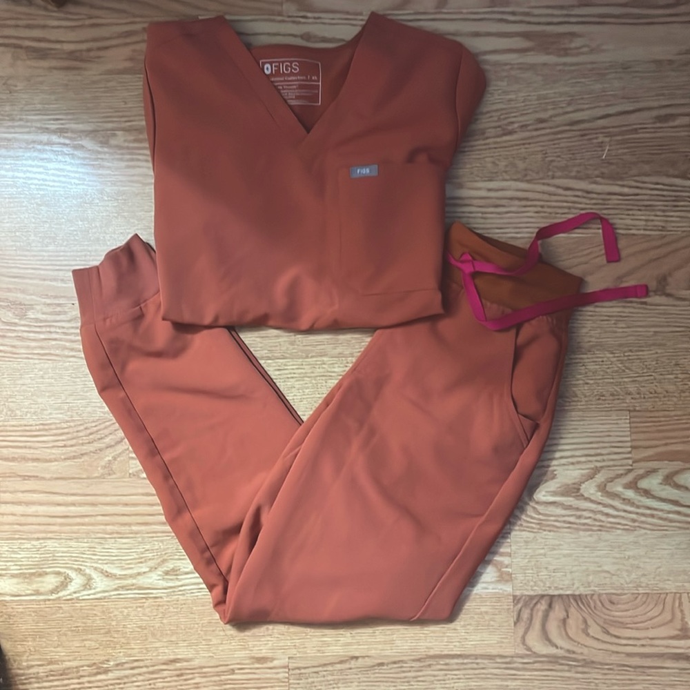 Figs Women's Scrub Set in Rust with Pink Drawstring